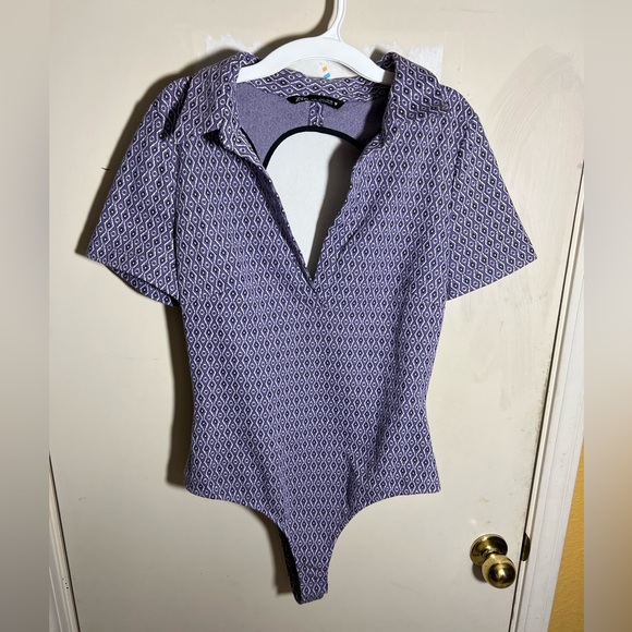 Women’s Zara Bodysuit Large Lavender Printed Collared Short Sleeve Back Cutout - Picture 7 of 12